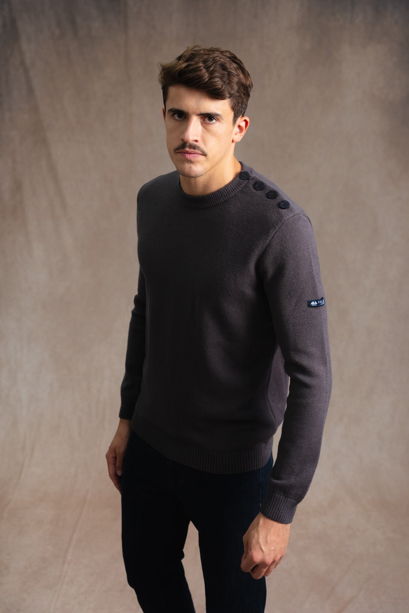 G52YANIS-CARBONE-1-min