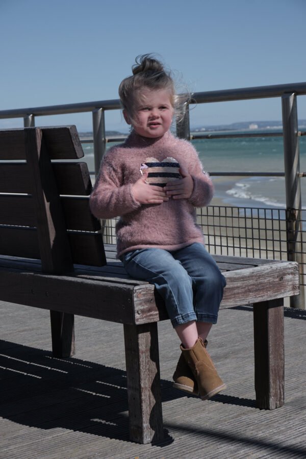 Pull fille avec animation cœur en sequins