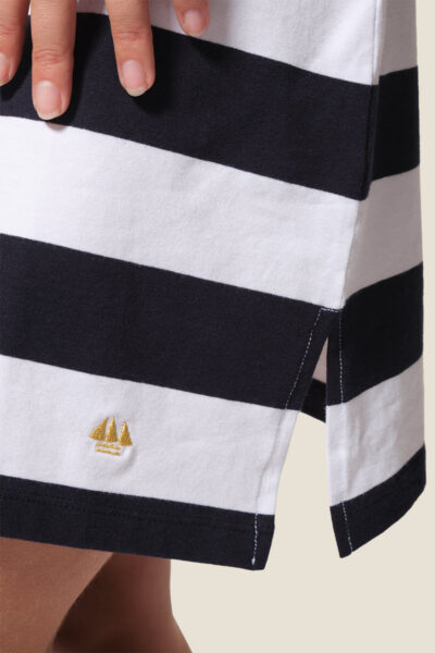 Robe courte femme sans manches. Coupe droite légèrement évasée sur le bas Macha.