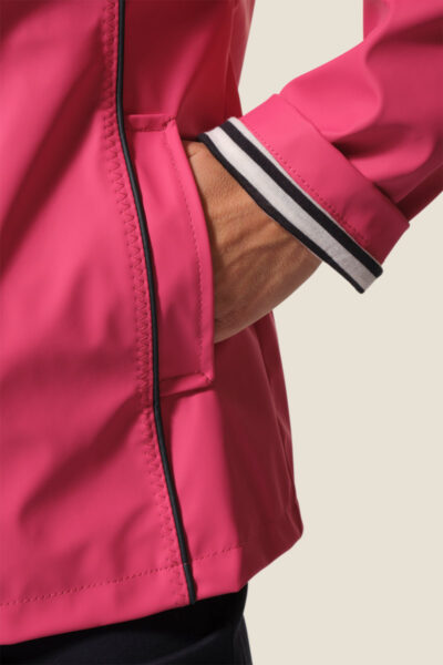 Ciré femme court. Coupe légèrement ajustée avec des découpes devant et des passepoils dans coloris contrastant Nadege