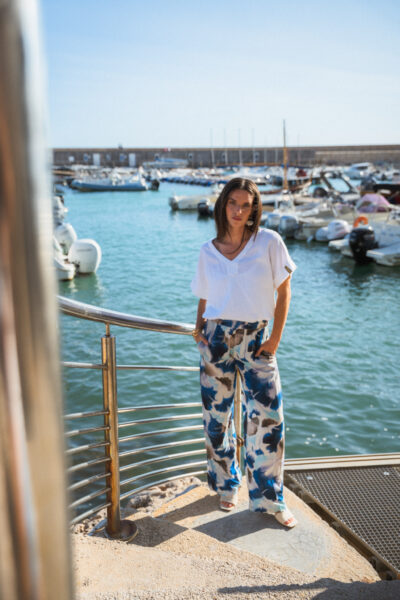 Pantalon femme imprimé fleur. Coupe jambe légèrement ample Joanna