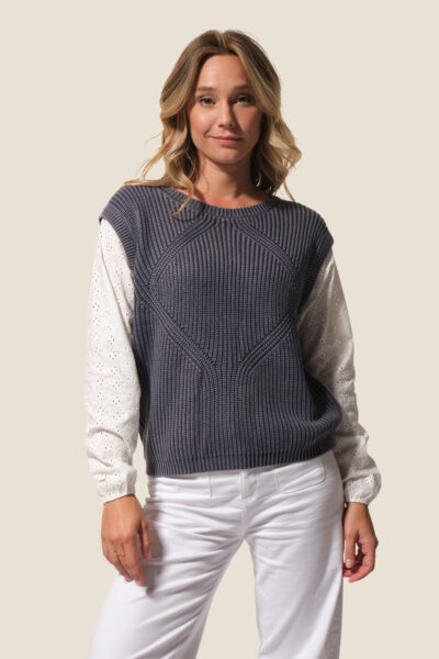 Pull femme effet 2 en 1 maille sur le corps et les manches en broderie anglaise Garance