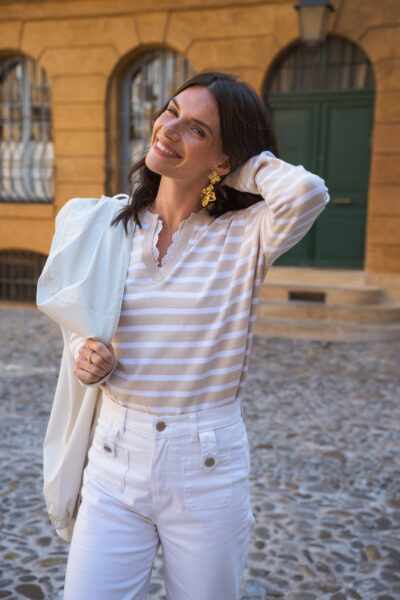 Pull femme rayé. Coupe droite. Col fantaisie avec broderie anglaise en finition Mathilda.